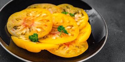 tomate salade Jaune tranche cuisine apéritif repas nourriture casse-croûte sur le table copie espace nourriture Contexte rustique Haut vue végétarien végétalien nourriture photo