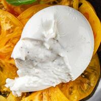 buffle burrata cuisine apéritif repas nourriture casse-croûte sur le table copie espace nourriture Contexte rustique Haut vue céto ou paléo régime vegetariano ou paléo régime végétarien photo