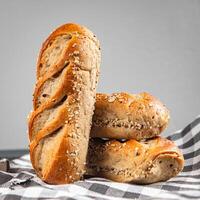 Lait chignon entier grain pâte petits pains Frais cuit cuisine apéritif repas nourriture casse-croûte sur le table photo