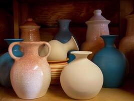 argile cruches et marmites, ensemble de antique en buvant ustensiles. poterie dans le céramique atelier. poterie atelier, artisanat affaires photo