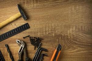 les outils à main se trouvent sur une table en bois photo