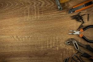 les outils à main se trouvent sur une table en bois photo