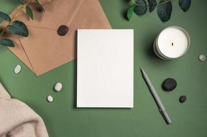 feuille de papier blanche vierge avec un fond vert enveloppe photo