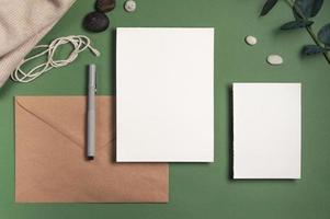 feuille de papier blanche vierge avec un fond vert enveloppe photo