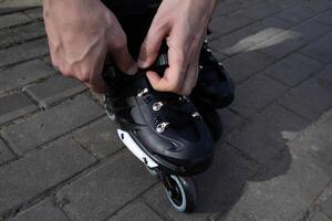 fermer de la personne en mettant sur rouleau patins photo