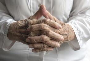 main de aîné femme. concept de rhumatoïde arthrite, l'arthrose, ou mixte douleur. photo