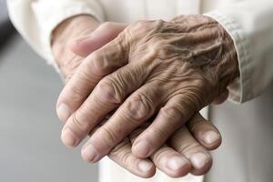 main de aîné femme. concept de rhumatoïde arthrite, l'arthrose, ou mixte douleur. photo