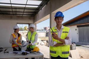 content de équipe construction ouvrier. ingénieur, construction site et équipe Extérieur pour bâtiment projet photo