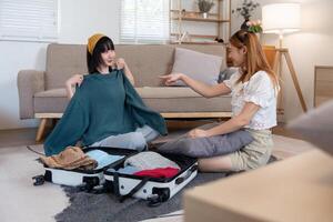 Jeune femme emballage valise à maison. Voyage concept photo