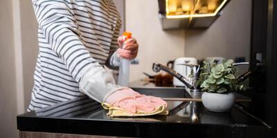 africain américain homme dans caoutchouc gants essuyer poussière de table dans cuisine, travaux ménagers, nettoyage, mode de vie, Ménage photo