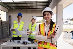 content de équipe construction ouvrier. ingénieur, construction site et équipe Extérieur pour bâtiment projet photo