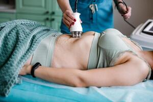 femme profiter dispositif corps massage à beauté salon photo