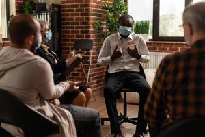 homme afro-américain parlant à un psychiatre lors d'une réunion aa