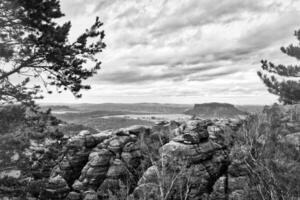 vue de pfaffenstein dans noir et blanche. les forêts, montagnes, immensité, panorama photo