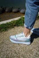 sport femmes des chaussures en marchant dans le parc photo