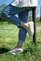 confortable femmes des chaussures et femmes jambes photo