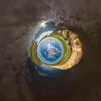 bleu trou sphère peu planète à l'intérieur le sable ou sec herbe rond Cadre Contexte photo