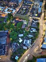 aérien nuit vue de illuminé central Manchester ville et centre ville bâtiments, Angleterre uni Royaume. mai 4ème, 2024 photo