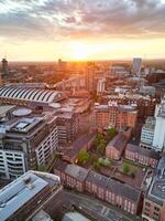 aérien vue de plus grand Manchester ville centre et grand bâtiments pendant d'or heure de le coucher du soleil. Angleterre Royaume-Uni. mai 5ème, 2024 photo