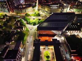 aérien nuit vue de illuminé central Manchester ville et centre ville bâtiments, Angleterre uni Royaume. mai 4ème, 2024 photo