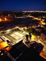 aérien vue de illuminé Britanique ville de Angleterre pendant nuit photo