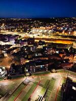 aérien vue de illuminé Britanique ville de Angleterre pendant nuit photo