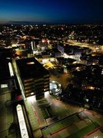 aérien vue de illuminé Britanique ville de Angleterre pendant nuit photo