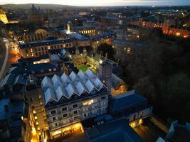 aérien vue de illuminé historique Oxford central ville de Angleterre à nuit. Angleterre uni Royaume. Mars 23, 2024 photo