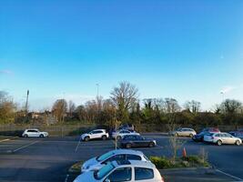 haute angle vue de parc et balade autobus station à colline d'épine Oxfordshire Angleterre uni Royaume pendant lever du soleil. Mars 23, 2024 photo