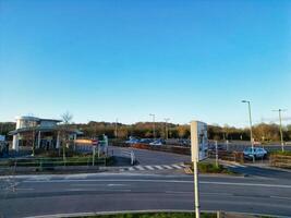 haute angle vue de parc et balade autobus station à colline d'épine Oxfordshire Angleterre uni Royaume pendant lever du soleil. Mars 23, 2024 photo