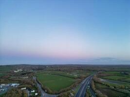 aérien vue de Britanique campagne paysage près Oxford ville, l'Oxfordshire, Angleterre Royaume-Uni pendant lever du soleil Matin. Mars 23, 2024 photo