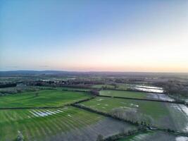 aérien vue de Britanique campagne paysage près Oxford ville, l'Oxfordshire, Angleterre Royaume-Uni pendant lever du soleil Matin. Mars 23, 2024 photo