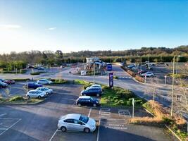 haute angle vue de parc et balade autobus station à colline d'épine Oxfordshire Angleterre uni Royaume pendant lever du soleil. Mars 23, 2024 photo