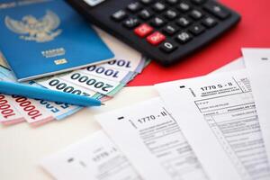 indonésien impôt formes 1770 individuel le revenu impôt revenir et passeport avec stylo sur table photo