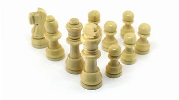 échecs en bois dans une variété de positions. photo