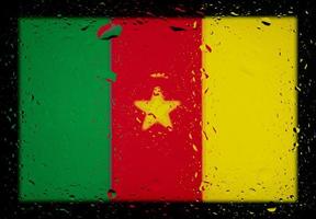 gouttes d'eau sur fond de drapeau du Cameroun. faible profondeur de champ. mise au point sélective. tonique. photo
