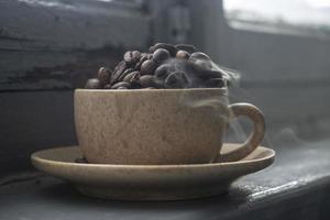 grains de café torréfiés. photo