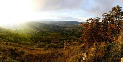 beau coucher de soleil dans la vallée photo