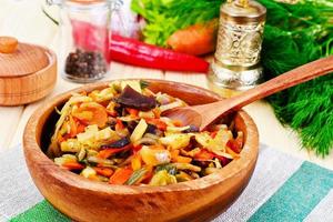 ragoût de légumes chinois. paprika, pois, carottes. nourriture diététique