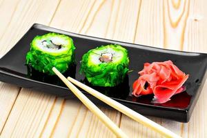 rouleau de sushi avec chukoy, saumon et fromage photo