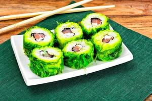 rouleau de sushi avec chukoy, saumon et fromage photo