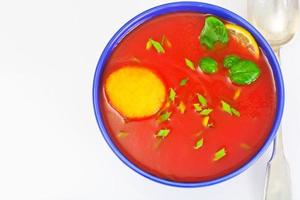 soupe de tomates aux poivrons épicés, boulettes de fromage, ail et persil photo