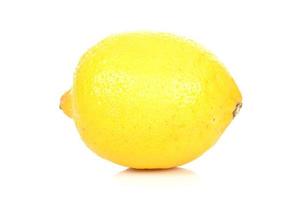 citron jaune frais sur fond blanc photo