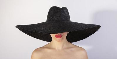 belle femme avec chapeau et lèvres rouges.mode rétro photo