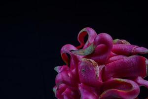 proche en haut vue de dragon fruit sur noir Contexte photo