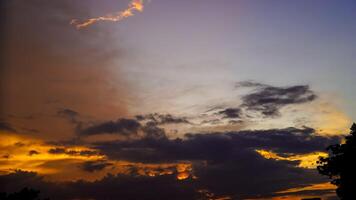 le coucher du soleil dans le ville, silhouette de une paysage urbain. photo