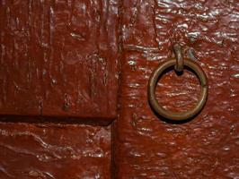 anneau de cadenas dans la vieille porte rouge. photo
