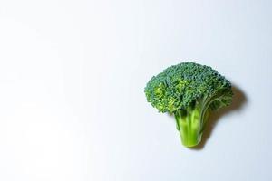 brocoli sur fond blanc photo