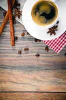 tasse de café sur fond boisé dans un style rétro vintage photo