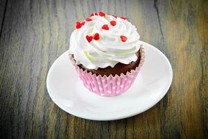 gâteau à la crème, cupcake sur bois photo